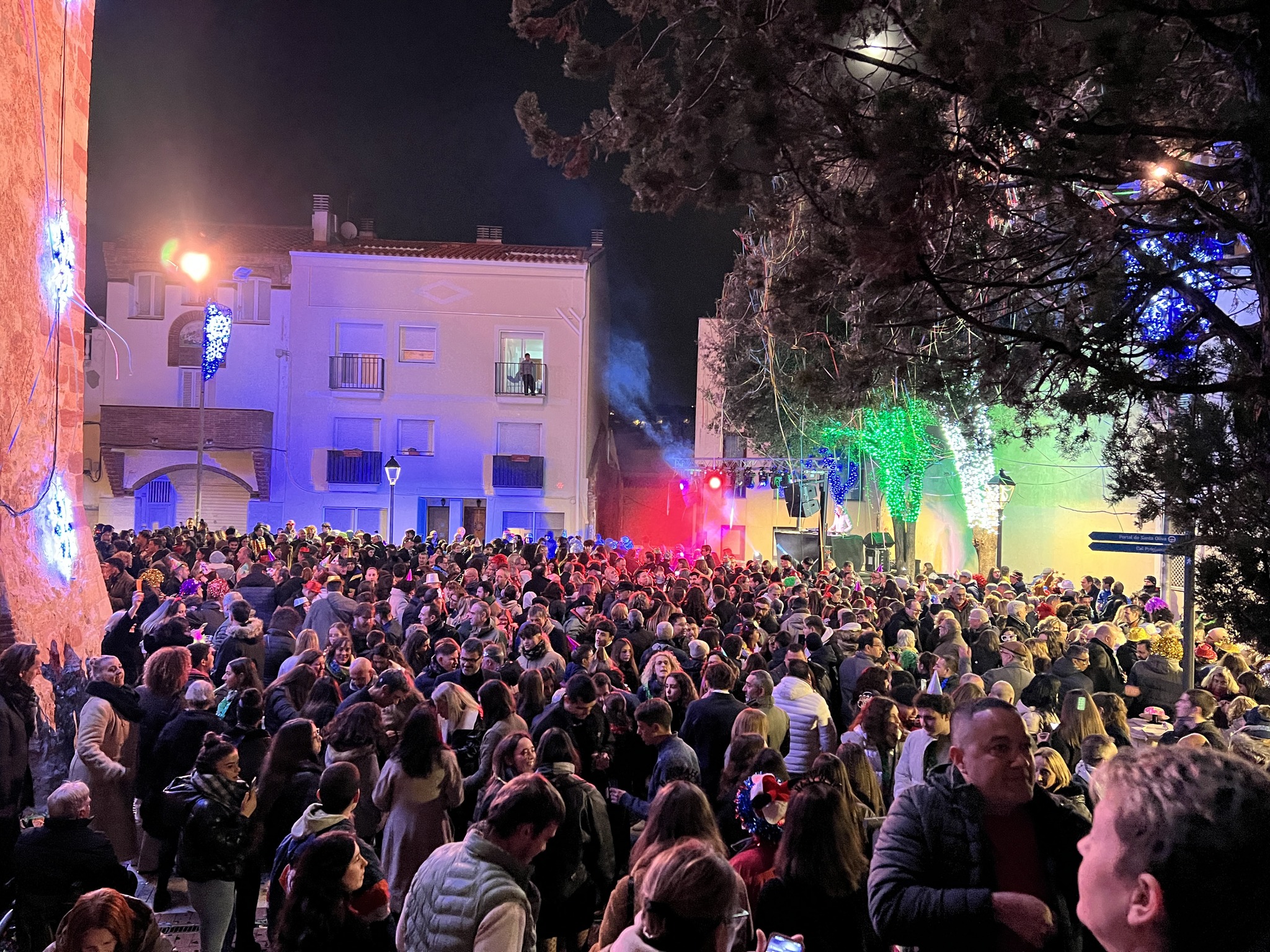 Centenars de persones donen la benvinguda al 2024 amb la festa de les 